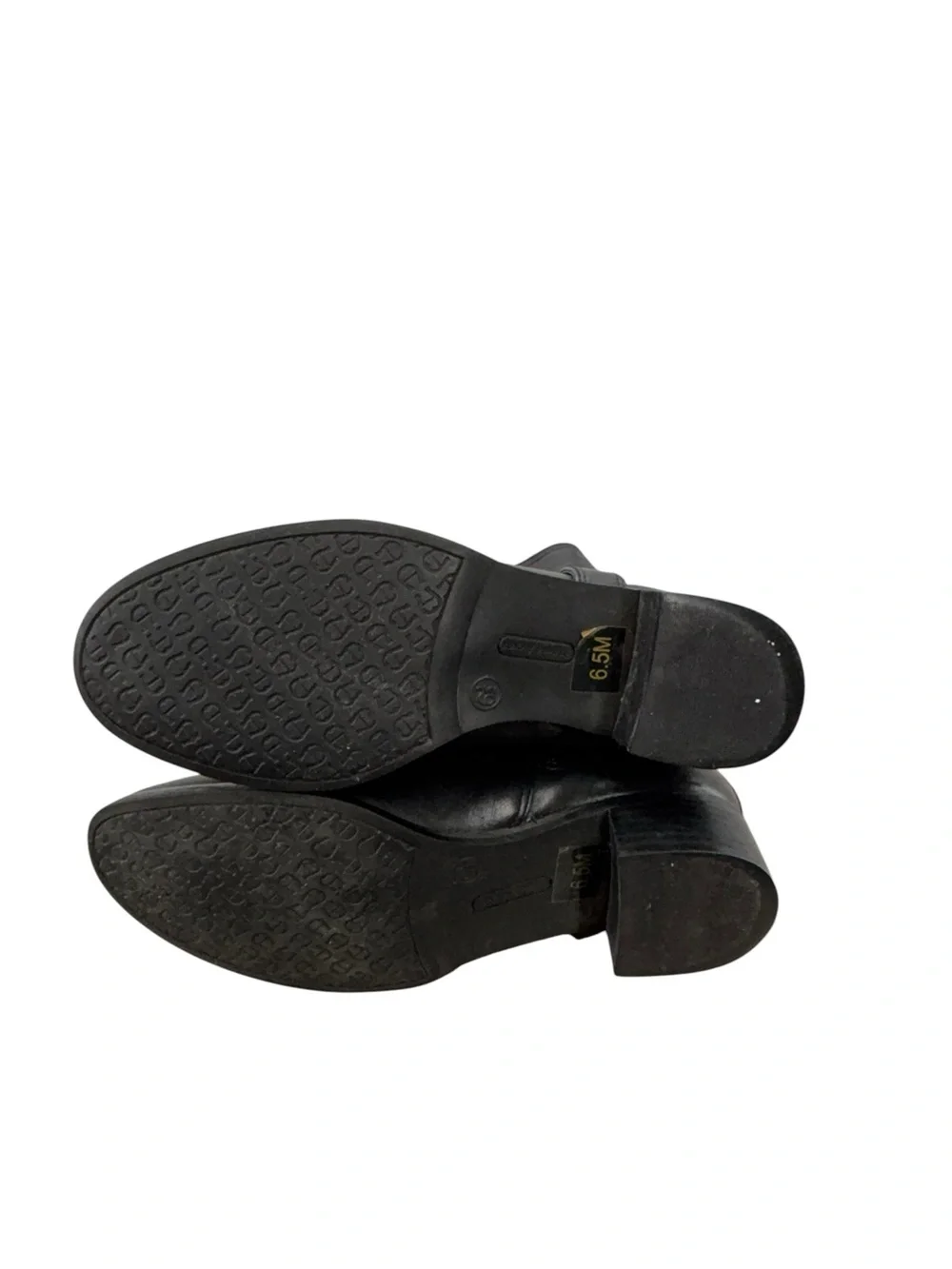 Etienne Aigner steps out